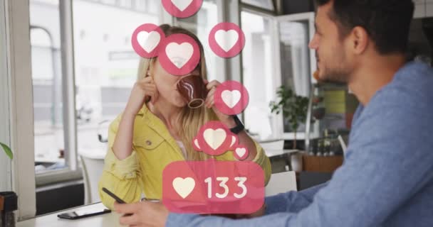 Animação Ícones Coração Flutuando Sobre Casal Caucasiano Amor Beber Café — Vídeo de Stock