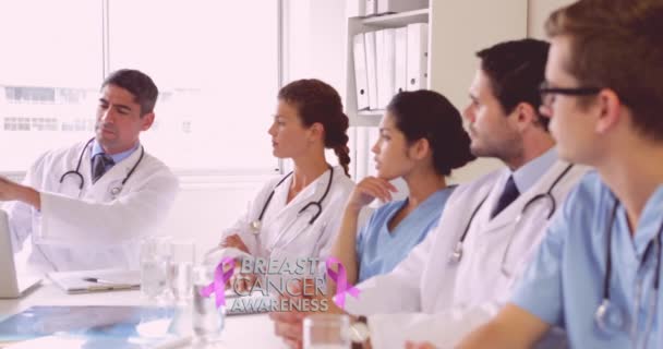 医師を議論するグループ上のピンクの乳がんリボンのアニメーション 乳がん認知キャンペーンのコンセプトデジタル生成ビデオ — ストック動画