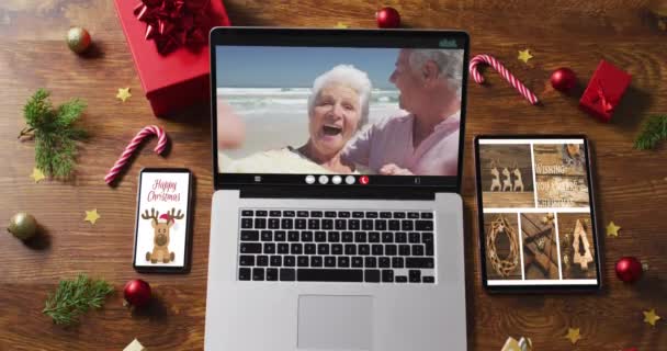 Kaukasiska Senior Par Vinka Videosamtal Laptop Med Smartphone Surfplatta Och — Stockvideo