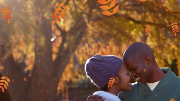 Анімація Апельсинового Осіннього Листя Падає Над Щасливою Афроамериканською Парою Парку — стокове відео