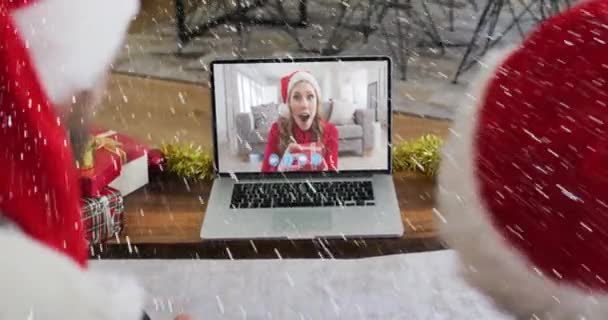 Animation Snow Falling Smiling Couple Santa Hats Laptop Video Call — Stock Video