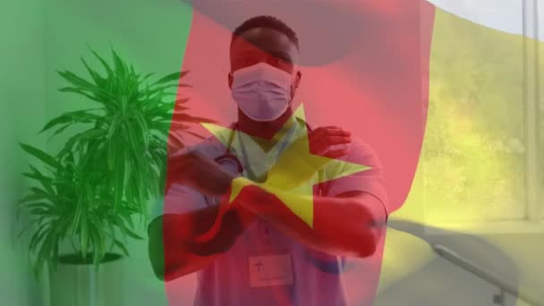 Animace Vlajky Kamerunu Mávající Nad Doktorem Obličejovou Maskou Globální Medicína — Stock video