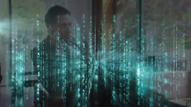 Beyaz iş adamının ofisindeki ekranlarda finansal veri işleme animasyonu. küresel iş, finans ve veri işleme kavramı dijital olarak oluşturulmuş video.
