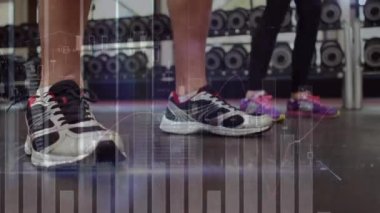 Formda erkek ve kadın egzersizlerinin istatistikleri. küresel bağlantılar, spor, fitness ve veri işleme konsepti dijital olarak oluşturulmuş video.