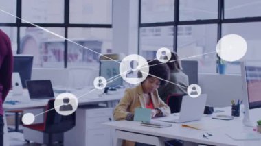 Bilgisayar kullanan çeşitli iş adamları üzerinde medya simgelerinin canlandırılması. küresel ağlar, iş dünyası, veri işleme ve dijital arayüz kavramı dijital olarak oluşturulmuş video.