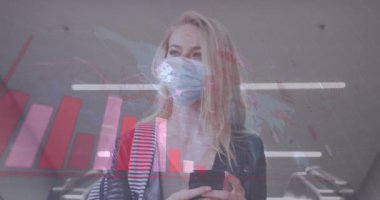 Dünya haritasının animasyonu ve akıllı telefon kullanarak beyaz kadın maskesi takan istatistiksel veriler. küresel covid 19 salgını, sağlık ve bilim konsepti dijital olarak oluşturulmuş video.