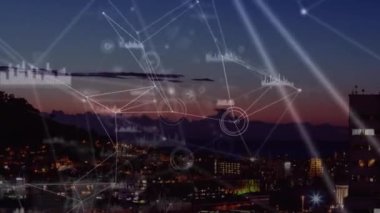 Şehir manzarası üzerindeki bağlantı ağının ve veri işleme ağının animasyonu. küresel hesaplama, veri işleme, bağlantılar ve dijital arayüz konsepti dijital olarak oluşturulmuş video.