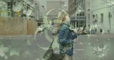 Yüz maskesi takan beyaz bir kadının üzerinde virüs hücrelerinin ve biyolojik tehlike işaretlerinin canlandırılması. küresel covid 19 salgın hastalık ve sağlık konsepti dijital olarak üretilen video.