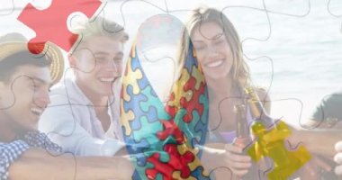 Renkli yapboz parçalarının animasyonu yaz plaj partisinde mutlu arkadaşlara takılan kurdeleler. otizm, öğrenme güçlüğü, destek ve farkındalık kavramı dijital olarak oluşturulmuş video.