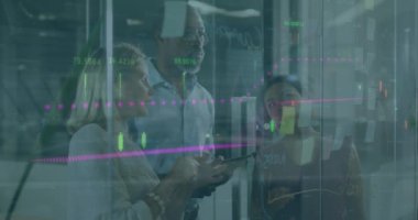 Not tutan çeşitli iş adamları üzerinde finansal veri işleme animasyonu