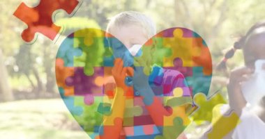 Çocukların burunlarını silmesi üzerine renkli bulmaca parçaları ve otizm metinlerinin animasyonu. otizm, öğrenme güçlüğü, destek ve farkındalık kavramı dijital olarak oluşturulmuş video.