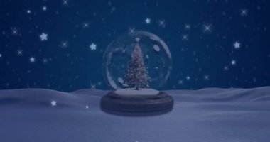 Koyu arkaplanda kar küresinin üzerine düşen yıldızların animasyonu. Noel, gelenek ve kutlama konsepti dijital olarak oluşturuldu.