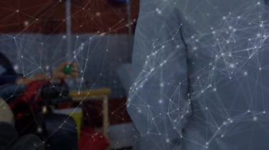 Doktor ve kan donörü üzerinden bağlantılar ve veri işleme ağının animasyonu. küresel bağlantılar, veri işleme ve dijital arayüz konsepti dijital olarak oluşturulmuş video.