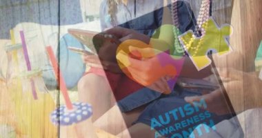 Akıllı telefon ve tablet kullanan arkadaşlardan oluşan renkli yapboz parçaları ve otizm metinlerinin animasyonu. otizm, öğrenme güçlüğü, destek ve farkındalık kavramı dijital olarak oluşturulmuş video.