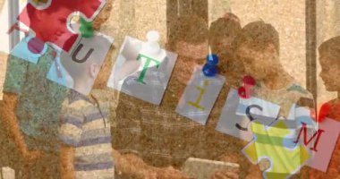 Erkek öğretmenle okul çocukları üzerine renkli bulmaca parçaları ve otizm metinlerinin animasyonu. otizm, öğrenme güçlüğü, destek ve farkındalık kavramı dijital olarak oluşturulmuş video.