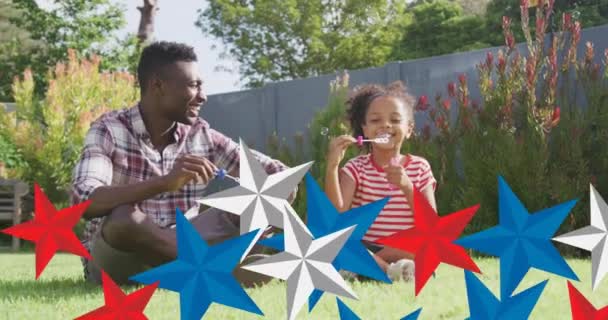 Animação Estrelas Vermelhas Azuis Brancas Sobre Pai Filha Afro Americanos — Vídeo de Stock