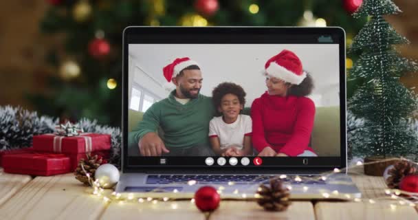 Szczęśliwa Rodzina Kapeluszach Mikołaja Telefonie Wideo Laptopa Dekoracjami Świątecznymi Choinką — Wideo stockowe