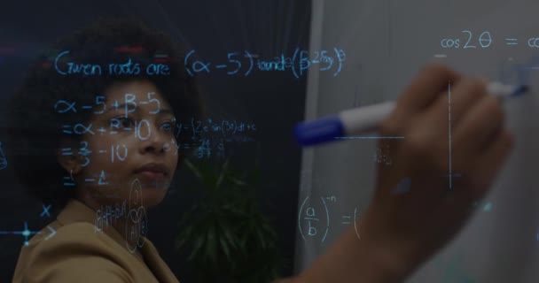 Анимация Математических Уравнений Над Африканской Предпринимательницей Делающей Заметки Глобальные Сети — стоковое видео