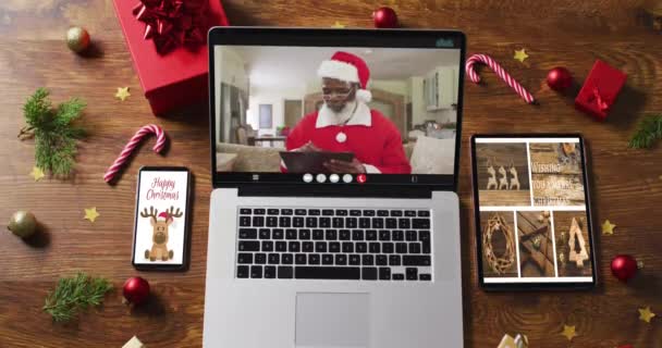 Senior Afroamericano Santa Videollamada Portátil Con Teléfono Inteligente Tableta Decoraciones — Vídeos de Stock