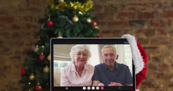 Blanke Laatstejaars Stel Zwaaiend Video Computer Met Kerstboom Kerstmis Festiviteit — Stockvideo