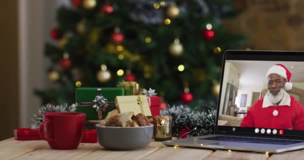 Senior Afrikanisch Amerikanischer Mann Weihnachtsmannkostüm Auf Videoanruf Laptop Mit Weihnachtsbaum — Stockvideo