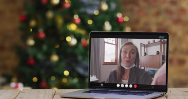 Glad Kaukasiska Senior Kvinna Videosamtal Laptop Med Jul Dekorationer Och — Stockvideo