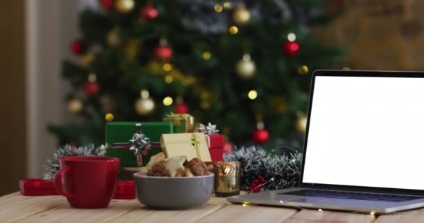 笔记本电脑 屏幕上有复制空间 有圣诞装饰和树 节日和通信技术数码合成录像 — 图库视频影像