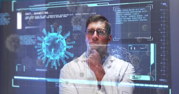 男性医師に対するウイルス細胞やデジタルインターフェースのアニメーション 世界中の医療 テクノロジーがビデオをデジタルで生成し — ストック動画