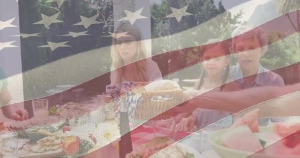 Animación Bandera Americana Sobre Feliz Familia Caucásica Cenando Hablando Patriotismo — Vídeos de Stock