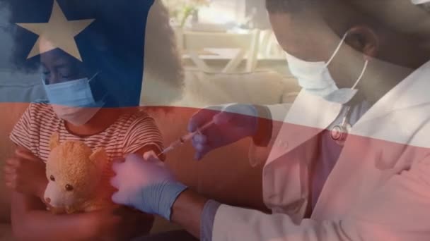 Animation Drapeau Chili Agitant Sur Médecin Portant Masque Facial Vaccinant — Video