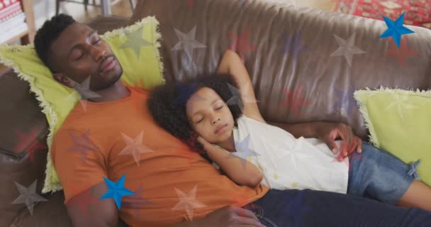 Animación Estrellas Rojas Azules Blancas Sobre Padre Hija Afroamericanos Durmiendo — Vídeos de Stock