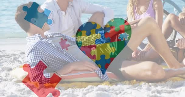 Animace Barevných Kousků Skládačky Srdce Nad Šťastnými Přáteli Letní Plážové — Stock video