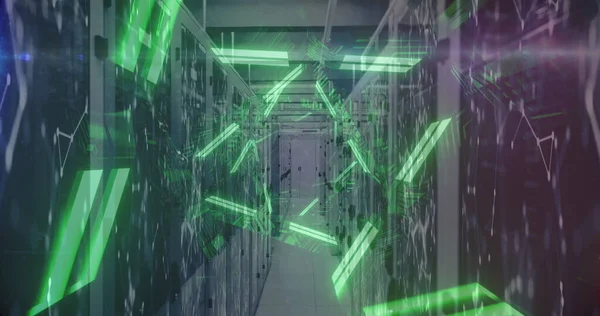 接続のネットワークとデジタルインターフェイスの画像 技術室で緑の輝くネオンとコンピュータサーバー グローバルデジタルオンラインコンセプトデジタル生成画像 — ストック写真