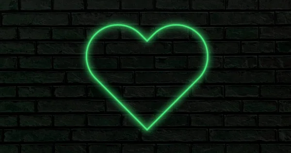 绿色霓虹灯的心脏闪烁着黑色背景的图像 情人节 爱情与浪漫的概念 数码生成的图像 — 图库照片