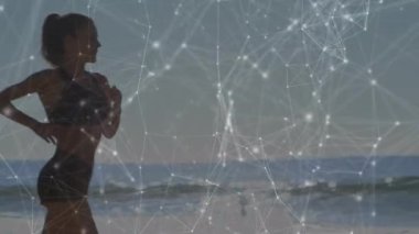 Kumsalda koşan beyaz bir kadın için bağlantı ağının animasyonu. sağlıklı aktif yaşam tarzı ve küresel ağ konsepti dijital olarak oluşturulmuş video.
