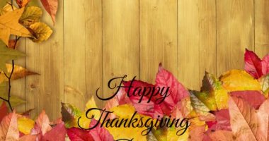 Sonbahar yaprakları ve ahşap yüzey üzerinde Mutlu Şükran Günü metinleri. Amerikan bayramı, sonbahar, sonbahar, gelenek ve kutlama konsepti dijital olarak oluşturulmuş video.