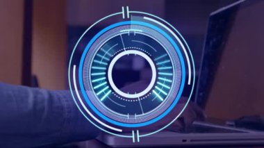 Dizüstü bilgisayarla insan üzerinde yapılan tarama animasyonu. küresel bağlantılar, veri işleme ve dijital arayüz konsepti dijital olarak oluşturulmuş video.