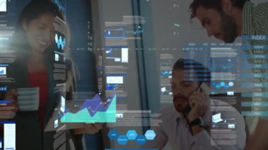 Ofisteki iş adamları üzerinde finansal veri işleme animasyonu. küresel iş, finans ve veri işleme kavramı dijital olarak oluşturulmuş video.