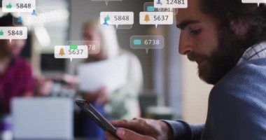 Çeşitli iş adamlarının konuşan ve dizüstü bilgisayar kullanan medya simgelerinin animasyonu. küresel ağlar, iş dünyası, veri işleme ve dijital arayüz kavramı dijital olarak oluşturulmuş video.