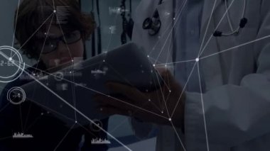 Doktor ve hasta üzerinde bağlantılar ve veri işleme ağının animasyonu. küresel bilim, bağlantılar, veri işleme ve dijital arayüz kavramı dijital olarak oluşturulmuş video.