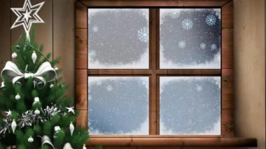 Noel ağacı ve ahşap pencere çerçevesi kışın yağan kara karşı. Noel şenliği ve kutlama konsepti