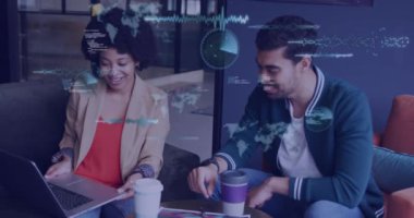 Gülümseyen ve dizüstü bilgisayar kullanan çeşitli iş adamlarının veri işleme animasyonları. küresel ağlar, iş dünyası, veri işleme ve dijital arayüz kavramı dijital olarak oluşturulmuş video.