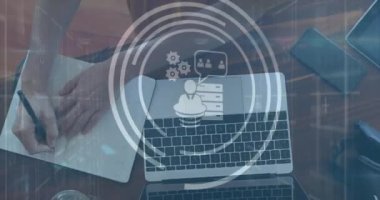 Beyaz bir kadının ofisinde not tutması üzerine medya simgelerinin canlandırılması. Sosyal medya ve iletişim arayüzü kavramı dijital olarak oluşturulmuş video.