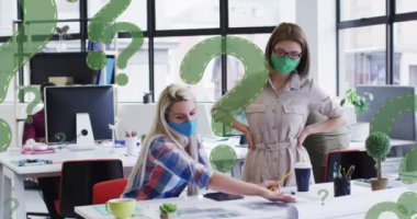 Yüz maskesi takan ve bilgisayar kullanan çeşitli iş kadınlarının soru işaretlerinin animasyonu. küresel ağlar, iş dünyası, veri işleme ve dijital arayüz kavramı dijital olarak oluşturulmuş video.