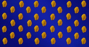 Mavi arka planda sonbahar sarı yapraklarının animasyonu. sonbahar, sonbahar, sezon, doğa, desen ve renk konsepti dijital olarak oluşturulmuş video.