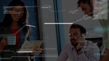 Beyaz iş adamları üzerinde finansal veri işleme animasyonu. küresel iş, finans ve veri işleme kavramı dijital olarak oluşturulmuş video.