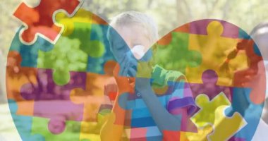 Çocukların burunlarını silmesi üzerine renkli yapboz parçalarının animasyonu. otizm, öğrenme güçlüğü, destek ve farkındalık kavramı dijital olarak oluşturulmuş video.