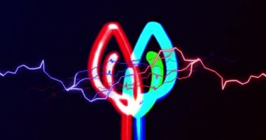 Kırmızı ve mavi elektrik akımlarının renkli neon ışığın siyah üzerindeki izlerinin animasyonu. elektrik ve küresel iletişim teknolojisi konsepti dijital olarak oluşturulmuş video.