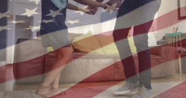 Amerika Birleşik Devletleri bayrağının Afro-Amerikan baba ve kızının dansı üzerine canlandırılması. Amerikan vatanseverliği ve bağımsızlık kavramı dijital olarak oluşturulmuş video.