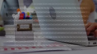 Dizüstü bilgisayar kullanarak ve çalışarak insan üzerinde ikili kodlama animasyonu. okul, eğitim ve öğrenim konsepti dijital olarak oluşturulmuş video.